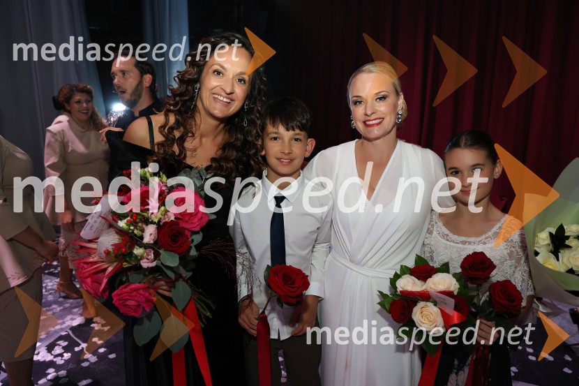  Svetlana  Dramlić, režiserka;  ... ;  Sabina  Cvilak, operna pevka;  ... Muzikal Evita, premiera na odru SNG Maribor