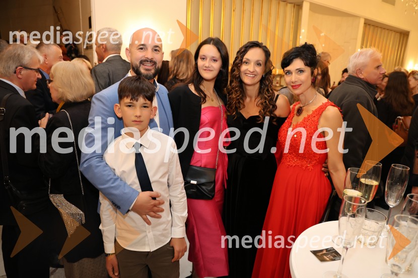  ... ;  ... ;  ... ;  Svetlana  Dramlić, režiserka;  dr. Jerca  Legan, antropologinja in strokovnjakinja za strateške komunikacijeMuzikal Evita, premiera na odru SNG Maribor