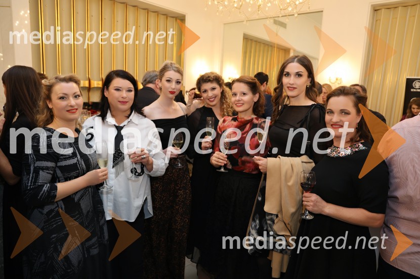  ... ;  Dada Kladenik, pevka;  ... ;  Vita Lunaček;  ... ;  ... ;  ... Muzikal Evita, premiera na odru SNG Maribor