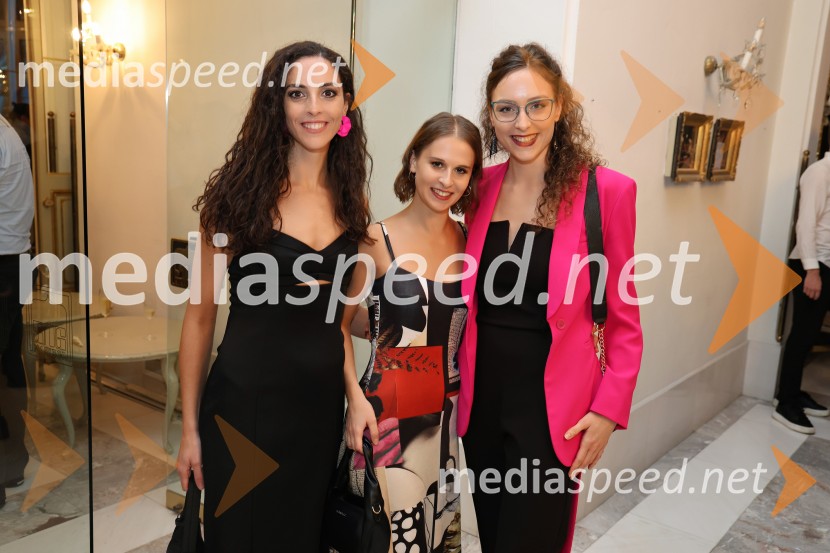  Beatrice Bartolomei, baletna plesalka;  ... ;  Monja Obrul, baletna plesalkaMuzikal Evita, premiera na odru SNG Maribor