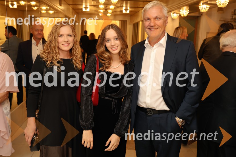  Damjana Meško Kuster;  ... ;  Milan Kuster, I-vent d.o.o.Muzikal Evita, premiera na odru SNG Maribor