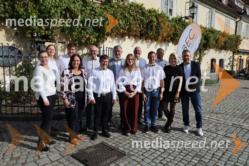  Martina Breznik, 4. Cerkvenjaška vinska kraljica;  Neža Jarc, Mariborska vinska kraljica 2020;  Sandi  Fleisinger, Kmetija Fleisinger;  Leonida Gregorič, vodja laboratorija, Kmetijsko gozdarski zavod Maribor;  Gregor Mulec, Vinogradništvo Mulec;  Samo Krajnc, Vino Krajnc;  Robert Hafner, Vinarstvo Hafner;  Davida Hafner, Vinarstvo Hafner;  Jurij Cvitanič, Vinogradništvo Cvitanič;  Matija  Jagrič, Hiša vin Emino;  Igor Domadenik, Puklavec Family wines, d.o.o.;  Natalija Cvetko, Mediaspeed d.o.o.;  Borut  Cvetko, kreativni direktor, Mediaspeed d.o.o.PRIHAJA PUBEC 2025: 11 let povezovanja štajerskih vinarjev – 10. salon v Mariboru, 8. v Ljubljani