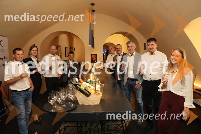  Matija  Jagrič, Hiša vin Emino;  Neža Jarc, Mariborska vinska kraljica 2020;  Igor Domadenik, Puklavec Family wines, d.o.o.;  Samo Krajnc, Vino Krajnc;  Jurij Cvitanič, Vinogradništvo Cvitanič;  Gregor Mulec, Vinogradništvo Mulec;  Robert  Hafner, Vinarstvo Hafner;  Sandi  Fleisinger, Kmetija Fleisinger;  Davida Hafner, Vinarstvo HafnerPRIHAJA PUBEC 2025: 11 let povezovanja štajerskih vinarjev – 10. salon v Mariboru, 8. v Ljubljani