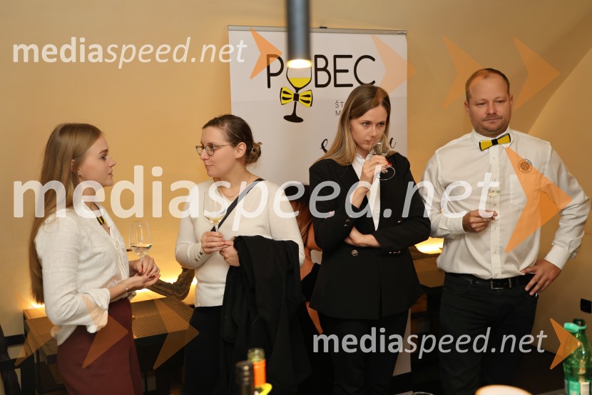  Davida Hafner, Vinarstvo Hafner;  Martina Breznik, 4. Cerkvenjaška vinska kraljica;  Neža Jarc, Mariborska vinska kraljica 2020;  Igor Domadenik, Puklavec Family wines, d.o.o.PRIHAJA PUBEC 2025: 11 let povezovanja štajerskih vinarjev – 10. salon v Mariboru, 8. v Ljubljani