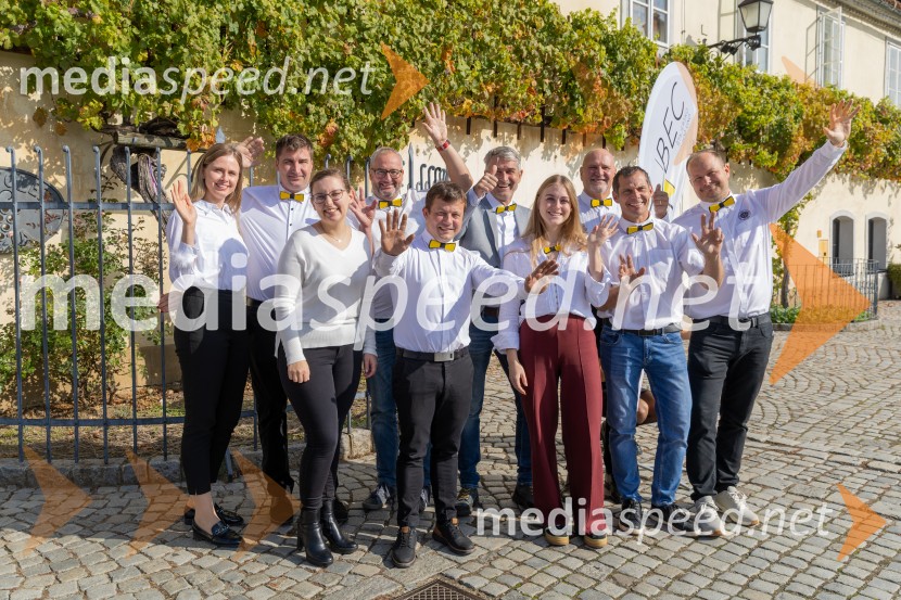  Neža Jarc, Mariborska vinska kraljica 2020;  Martina Breznik, 4. Cerkvenjaška vinska kraljica;  Sandi  Fleisinger, Kmetija Fleisinger;  Gregor Mulec, Vinogradništvo Mulec;  Samo Krajnc, Vino Krajnc;  Robert Hafner, Vinarstvo Hafner;  Davida Hafner, Vinarstvo Hafner;  Jurij Cvitanič, Vinogradništvo Cvitanič;  Matija  Jagrič, Hiša vin Emino;  Igor Domadenik, Puklavec Family wines, d.o.o.PRIHAJA PUBEC 2025: 11 let povezovanja štajerskih vinarjev – 10. salon v Mariboru, 8. v Ljubljani