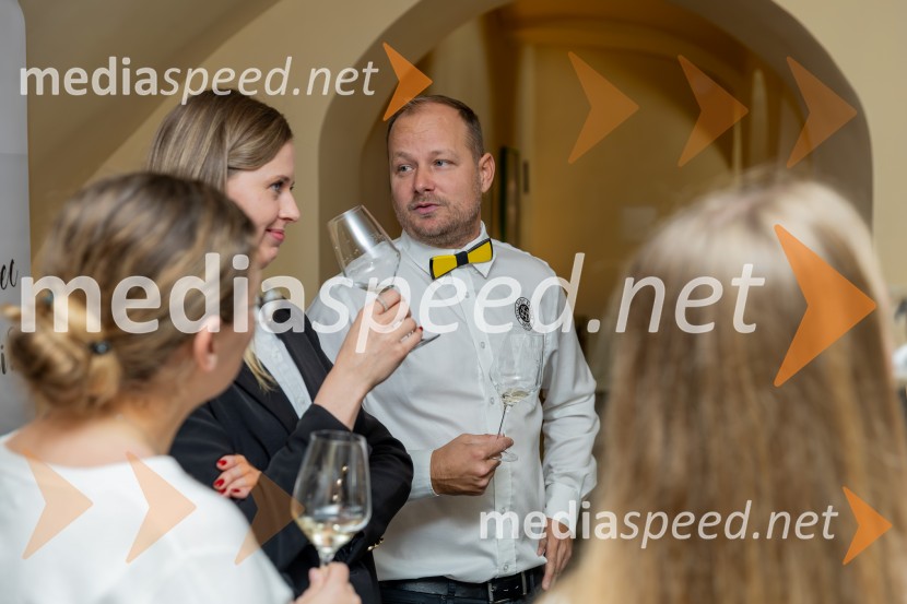  Neža Jarc, Mariborska vinska kraljica 2020;  Igor Domadenik, Puklavec Family wines, d.o.o.PRIHAJA PUBEC 2025: 11 let povezovanja štajerskih vinarjev – 10. salon v Mariboru, 8. v Ljubljani