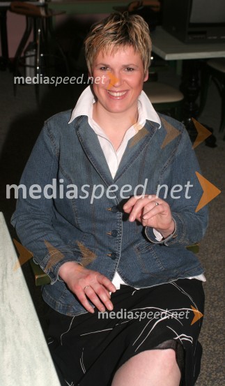 Andreja Čamernik, voditeljica oddaje Podalpski večer na Net TvPeta noč, snemanje oddaje televizije Net TV Mariborr