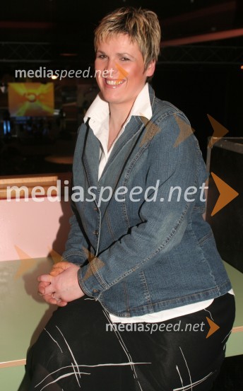 Andreja Čamernik, voditeljica oddaje Podalpski večer na Net TvPeta noč, snemanje oddaje televizije Net TV Mariborr