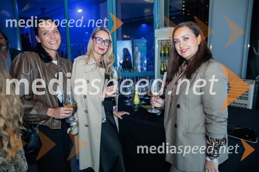  Petra  Rozman, Adria Media;  Andreja  Freyer, LJFW, Skrivna večerja, novinarka;  Katja Štravs, novinarkaFashion Week 2025 odprl svoja vrata z navdihujočim prvim dnem modnih revij