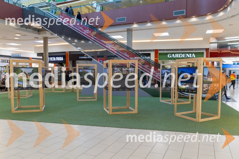 V Citycentru Celje odprli razstavo »Bivanje z lesom – SLOWOODLIFE«: slovenske zgodbe trajnostne gradnje in dizajna