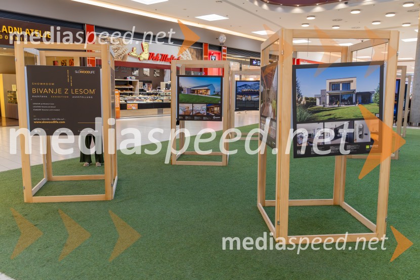 V Citycentru Celje odprli razstavo »Bivanje z lesom – SLOWOODLIFE«: slovenske zgodbe trajnostne gradnje in dizajna