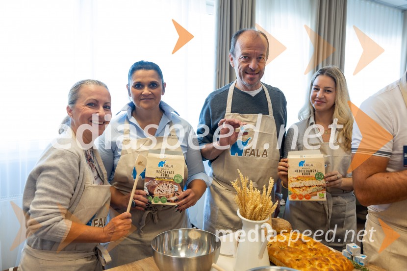  Urša Cvilak, odgovorna urednica, revija Pet zvezdic;  ... ;  ... ;  Alja Poharc, blogerka, brunch_queen_Lesaffre predstavil nove inovativne mešanice za kruh