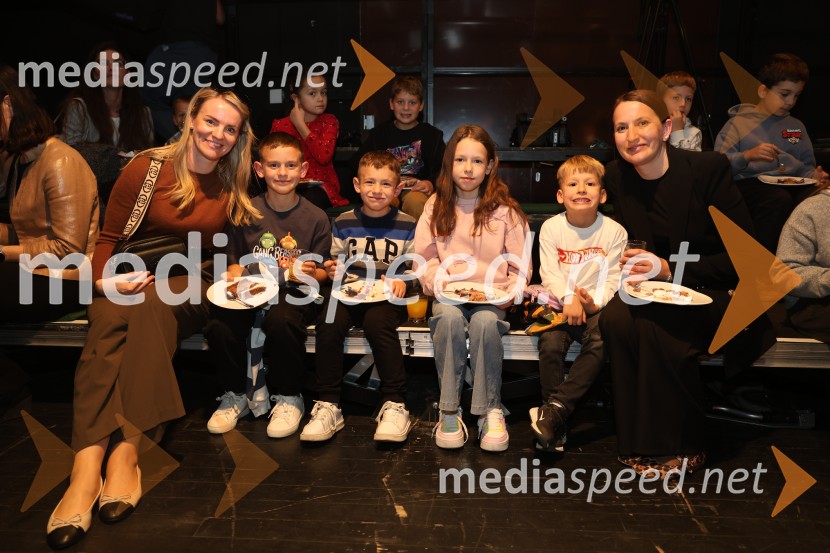  ... ;  ... ;  ... ;  ... ;  ... ;  Martina UmekKot noč in dan, premiera otroške drame v SNG Maribor