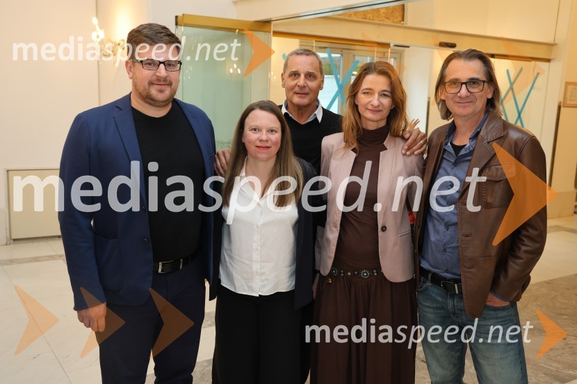  Darjan Domadenik, oblikovalec svetlobe;  Mateja Kokol, režiserka;  Danilo Rošker, direktor SNG Maribor;  Maja Borin, dramaturginja;  Aleksandar  Popovski, režiser, umetniški direktor Drame SNG MariborKot noč in dan, premiera otroške drame v SNG Maribor