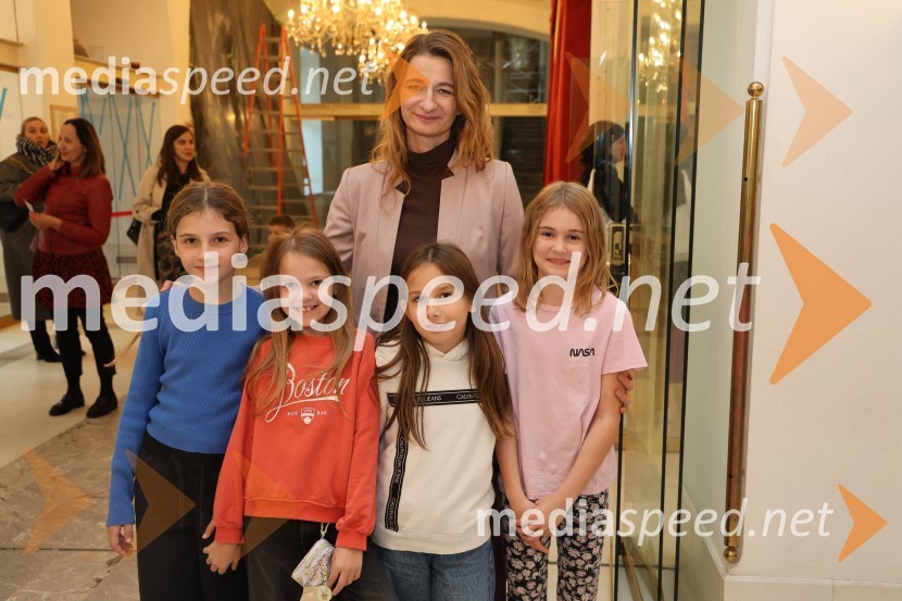  Julija Nedog Borin;  Kaja  Fajertag;  Maja Borin, dramaturginja;  Naja Omanović;  Manca  FerlincKot noč in dan, premiera otroške drame v SNG Maribor