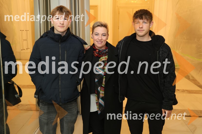  ... ;  Suzana Rengeo, modna oblikovalka in kostumografinja;  ... Kot noč in dan, premiera otroške drame v SNG Maribor