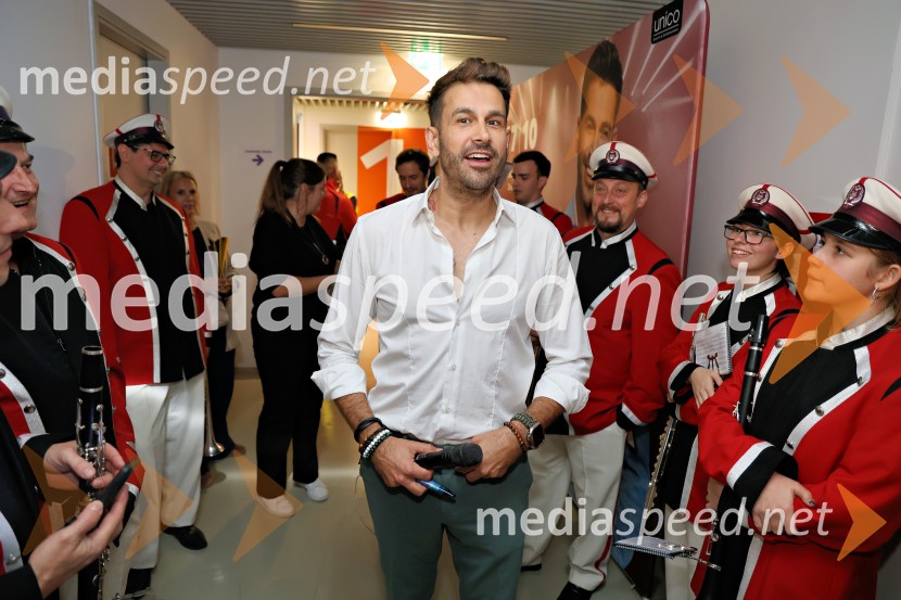  Domen Kumer, pevecDomen Kumer z največjo slovensko čago proslavil 20 let kariere