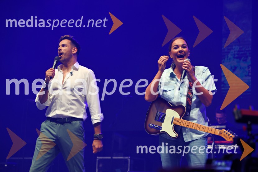  Domen Kumer, pevec;  ... Domen Kumer z največjo slovensko čago proslavil 20 let kariere