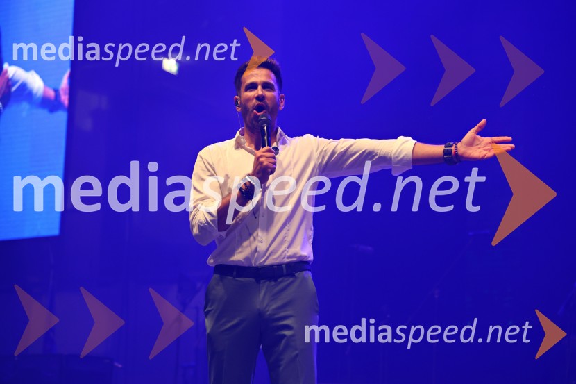  Domen Kumer, pevecDomen Kumer z največjo slovensko čago proslavil 20 let kariere