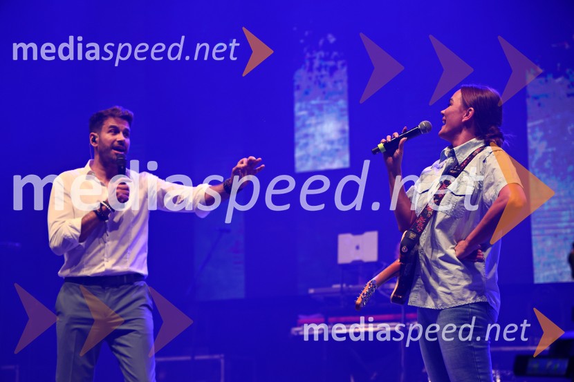  Domen Kumer, pevecDomen Kumer z največjo slovensko čago proslavil 20 let kariere