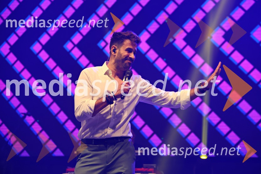  Domen Kumer, pevecDomen Kumer z največjo slovensko čago proslavil 20 let kariere