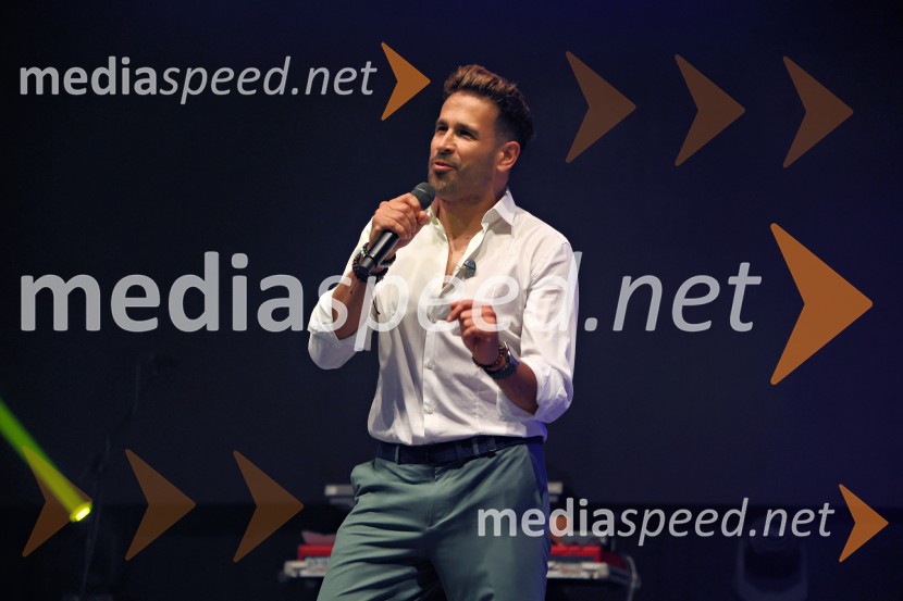  Domen Kumer, pevecDomen Kumer z največjo slovensko čago proslavil 20 let kariere