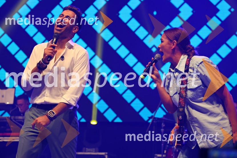  Domen Kumer, pevecDomen Kumer z največjo slovensko čago proslavil 20 let kariere