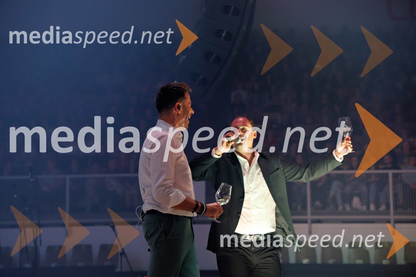  Domen Kumer, pevec;  Dejan Vunjak, glasbenikDomen Kumer z največjo slovensko čago proslavil 20 let kariere