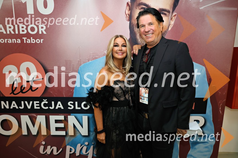  Saša Lendero, pevka, voditeljica;  ... Domen Kumer z največjo slovensko čago proslavil 20 let kariere