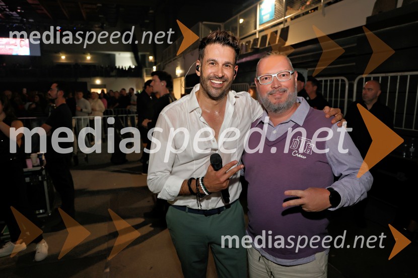  Domen Kumer, pevec;  ... Domen Kumer z največjo slovensko čago proslavil 20 let kariere