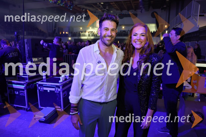  Domen Kumer, pevec;  Rebeka Dremelj, pevkaDomen Kumer z največjo slovensko čago proslavil 20 let kariere