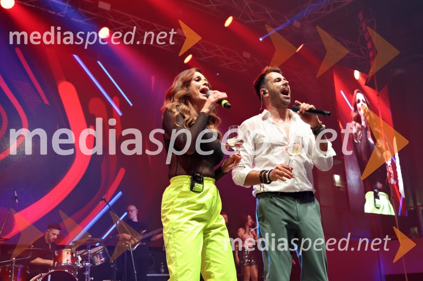  Natalija Verboten, pevka;  Domen Kumer, pevecDomen Kumer z največjo slovensko čago proslavil 20 let kariere