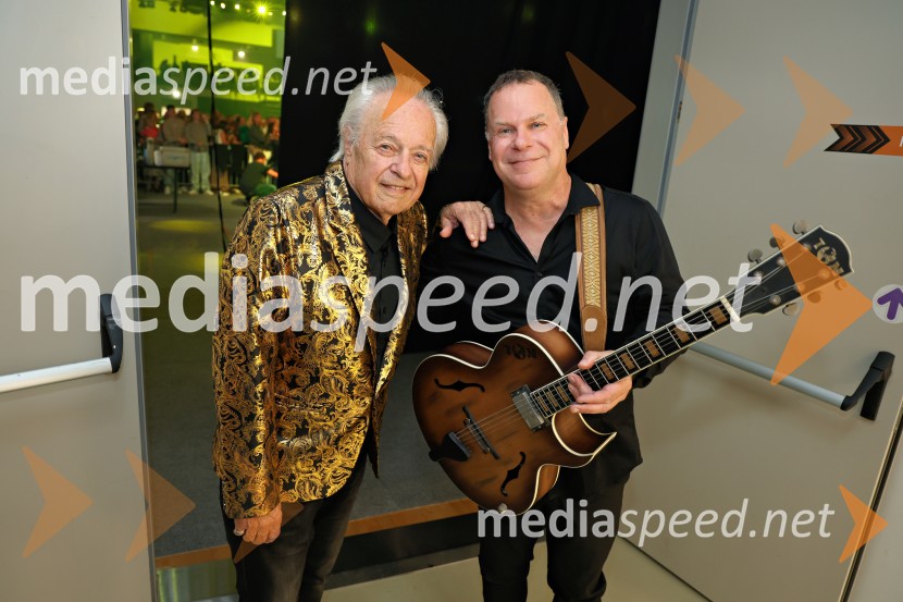  Alfi Nipič, pevec;  ... Domen Kumer z največjo slovensko čago proslavil 20 let kariere