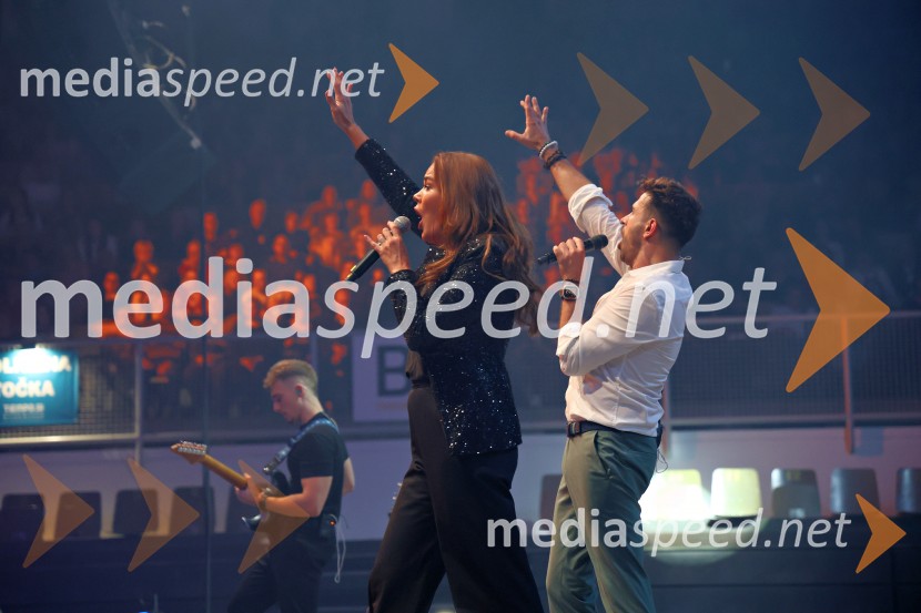  Rebeka Dremelj, pevka;  Domen Kumer, pevecDomen Kumer z največjo slovensko čago proslavil 20 let kariere