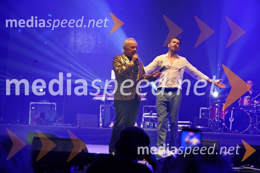  Alfi Nipič, pevec;  Domen Kumer, pevecDomen Kumer z največjo slovensko čago proslavil 20 let kariere