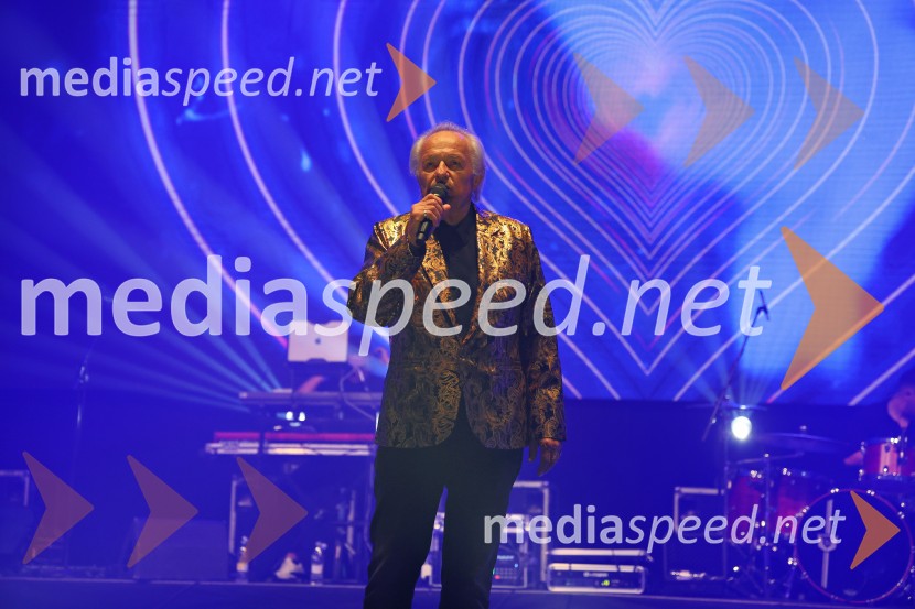  Alfi Nipič, pevecDomen Kumer z največjo slovensko čago proslavil 20 let kariere