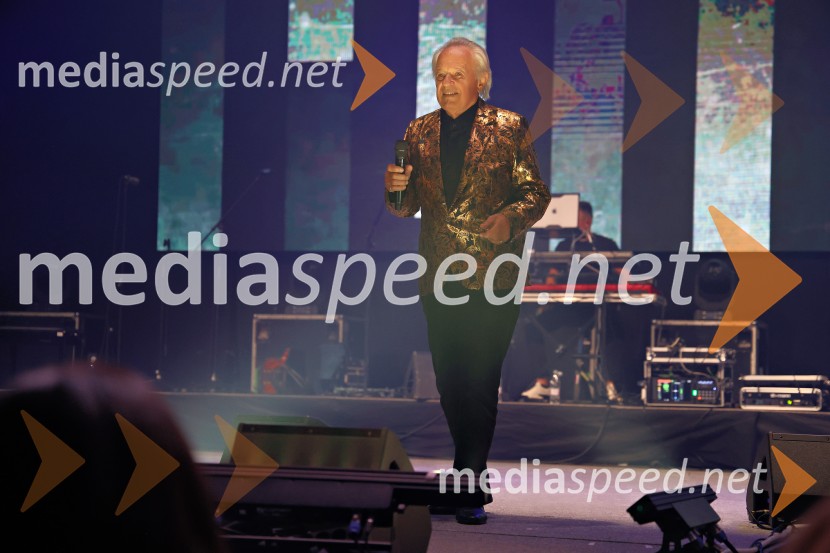  Alfi Nipič, pevecDomen Kumer z največjo slovensko čago proslavil 20 let kariere