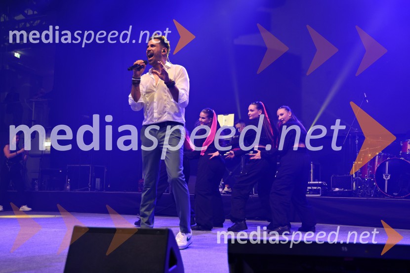  Domen Kumer, pevecDomen Kumer z največjo slovensko čago proslavil 20 let kariere