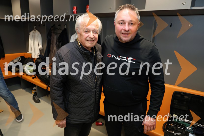  Alfi Nipič, pevec;  ... Domen Kumer z največjo slovensko čago proslavil 20 let kariere