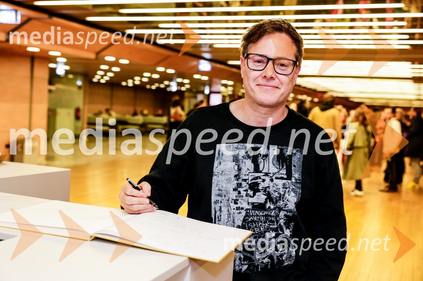  Milo Rau, režiserMedejini otroci, pretresljiva sodobna tragedija v Cankarjevem domu