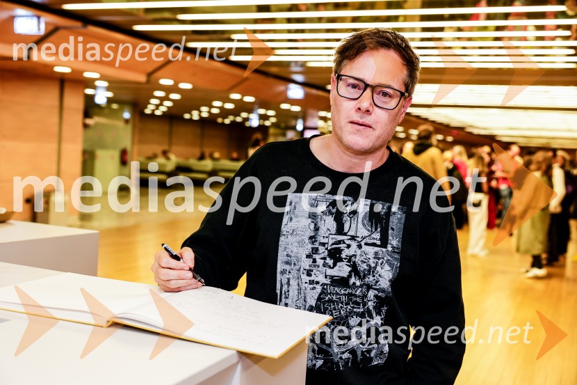  Milo Rau, režiserMedejini otroci, pretresljiva sodobna tragedija v Cankarjevem domu