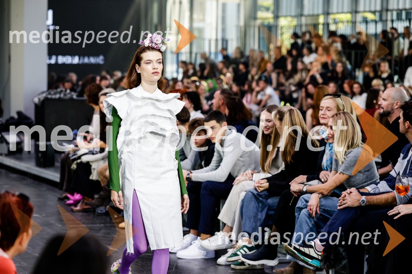  Karo Drake, manekenka;  ... ;  Darja Lesjak, center manager, Citycenter Celje;  Manja Kokalj, ravnateljica, Osnovna šola Selnica ob DraviFashion Week 2025, tretji dan postregel z eksplozijo mladostne ustvarjalnosti