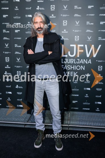  Alan Vitezič, pevec, Društvo mrtvih pesnikovFashion Week 2025, tretji dan postregel z eksplozijo mladostne ustvarjalnosti