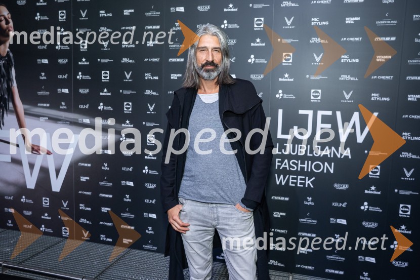  Alan Vitezič, pevec, Društvo mrtvih pesnikovFashion Week 2025, tretji dan postregel z eksplozijo mladostne ustvarjalnosti