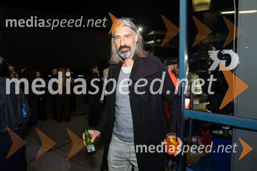  Alan Vitezič, pevec, Društvo mrtvih pesnikovFashion Week 2025, tretji dan postregel z eksplozijo mladostne ustvarjalnosti