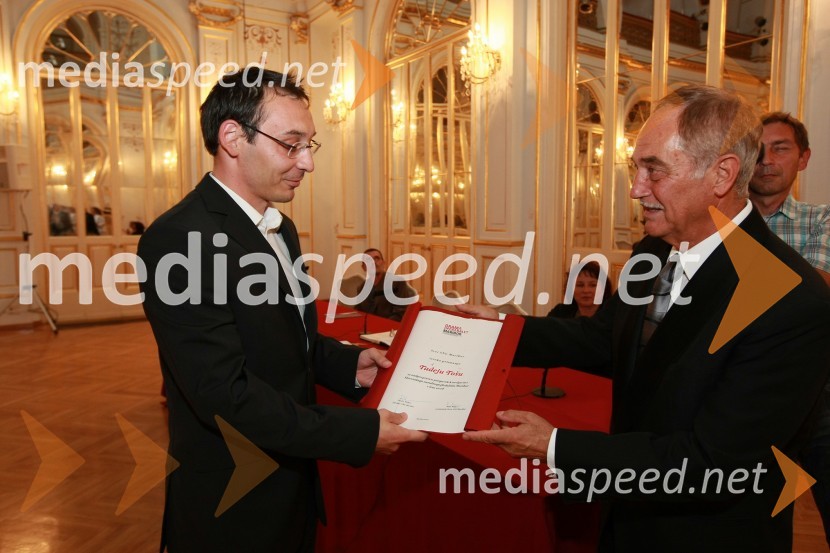 Tadej Toš, igralec in Rudi Moge, nekdanji poslanec DZ90 let Slovenskega narodnega gledališča Maribor