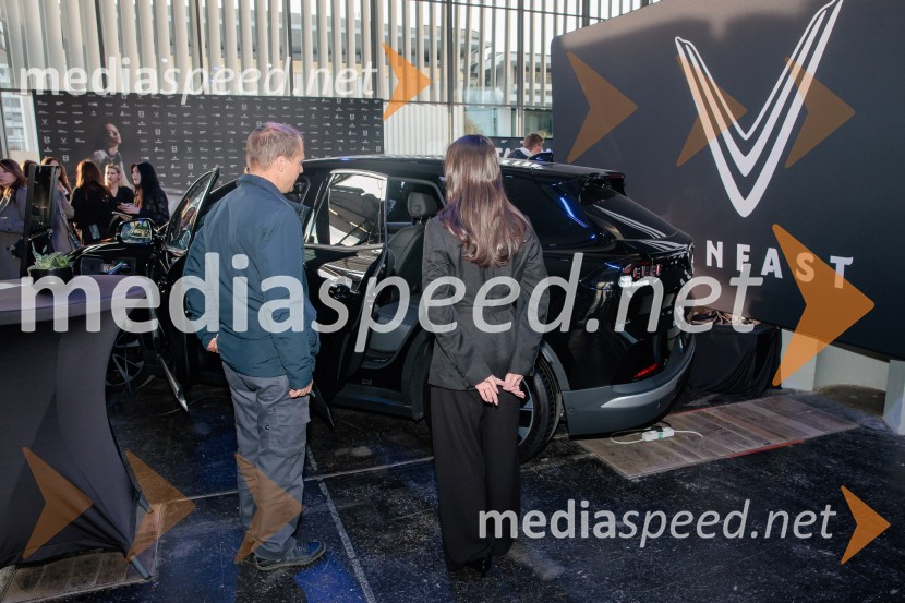 Ljubljanski teden mode 2025 zaključil s poklonom mladim talentom in modnim presežkom