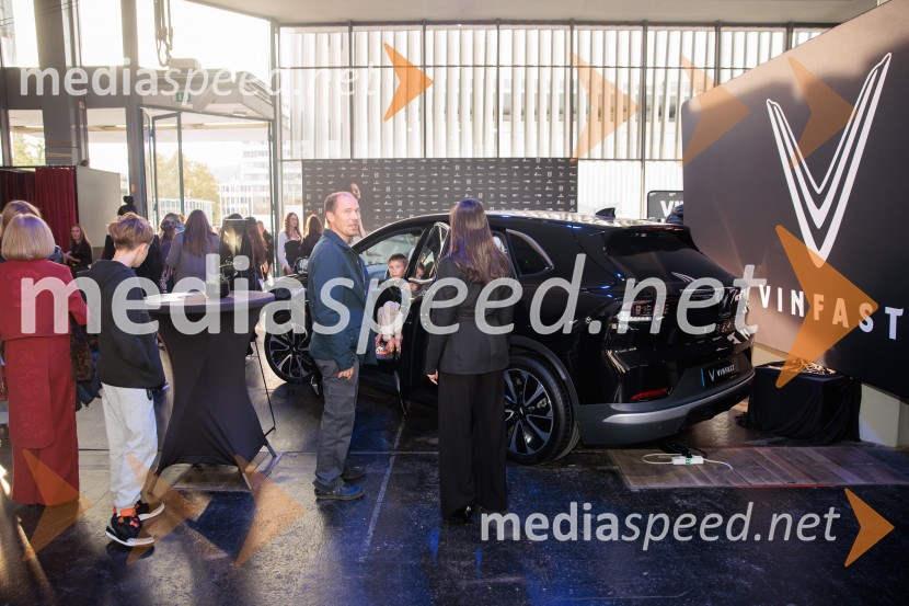 Ljubljanski teden mode 2025 zaključil s poklonom mladim talentom in modnim presežkom