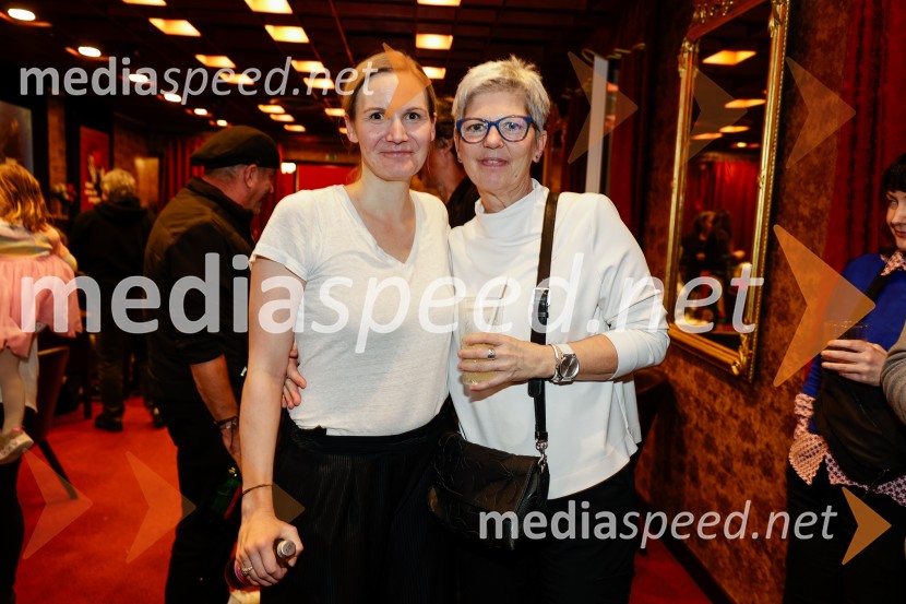  Maša Pelko, režiserka;  Mirjam Drnovšček, direktorica, SNG Nova GoricaPu, otroška premiera v Prešernovem gledališču Kranj