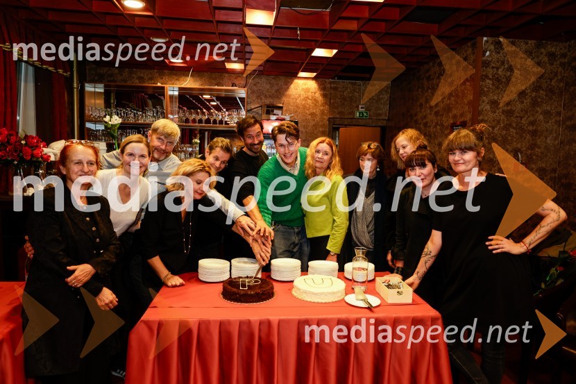  ... ;  Maša Pelko, režiserka;  Borut  Veselko, igralec;  Vesna Pernarčič, igralka;  Aljoša Koltak, igralec;  Borut  Veselko, igralec;  Peter Alojz Marn;  Vesna  Jevnikar, igralka;  Maja Cerar, lektorica;  ... ;  Mateja Starič, skladateljica;  ... Pu, otroška premiera v Prešernovem gledališču Kranj